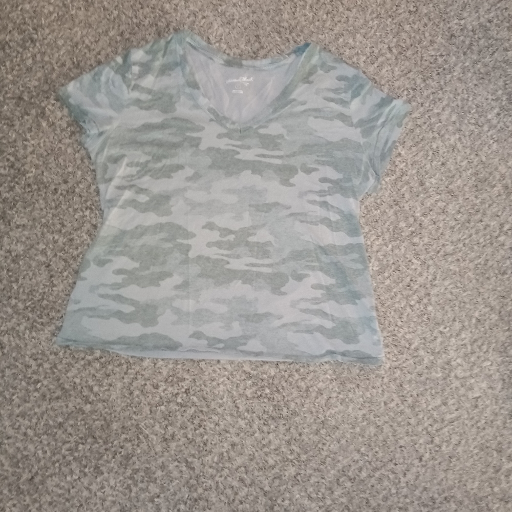 Universal thread camouflage V neck, L tee shirt